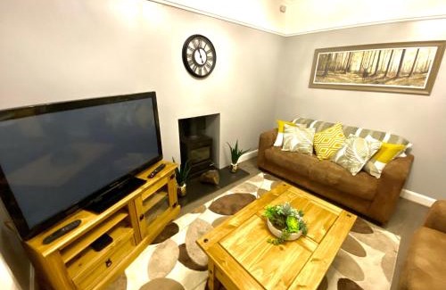 Gloucester Casa | 4 Bedroom House near Gloucester City Centre with Driveway - Ideal for contractors