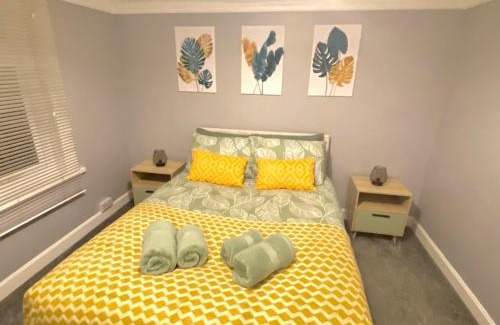 Gloucester Casa | 4 Bedroom House near Gloucester City Centre with Driveway - Ideal for contractors