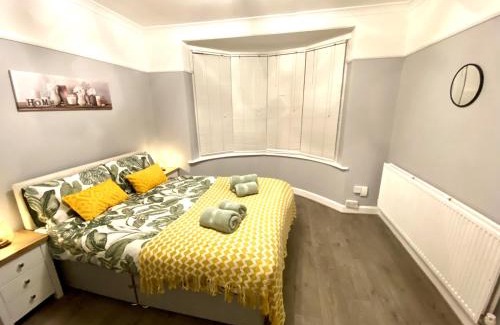 Gloucester Casa | 4 Bedroom House near Gloucester City Centre with Driveway - Ideal for contractors