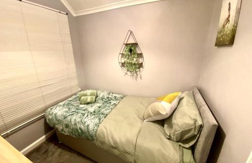 Gloucester Casa | 4 Bedroom House near Gloucester City Centre with Driveway - Ideal for contractors