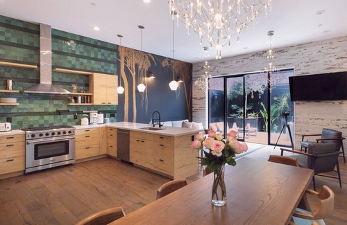 West Oakland Casa | 4-bedroom house Near UC Berkeley with Garden Jacuzzi Garage Parking