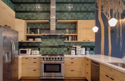 West Oakland Casa | 4-bedroom house Near UC Berkeley with Garden Jacuzzi Garage Parking