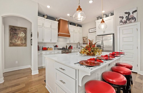 Springdale Casa | 4-bedroom house Rural Cottage setting at the back of Upscale nhrbhood, hot tub