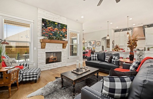 Springdale Casa | 4-bedroom house Rural Cottage setting at the back of Upscale nhrbhood, hot tub
