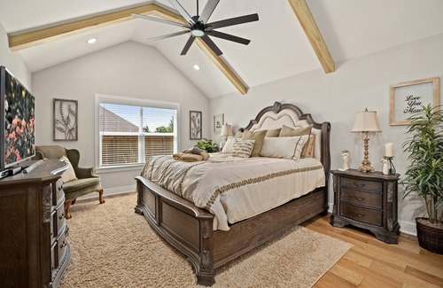 Springdale Casa | 4-bedroom house Rural Cottage setting at the back of Upscale nhrbhood, hot tub