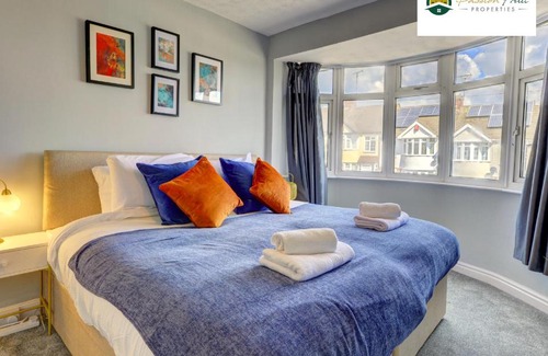 Coventry Apartamento | 4 Bedroom House - Sleeps 7, Near Coventry Airport, City Centre, Free Wi-Fi with Driveway Parking & Garden, Full Kitchen - AHC