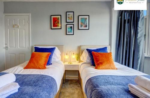 Coventry Apartamento | 4 Bedroom House - Sleeps 7, Near Coventry Airport, City Centre, Free Wi-Fi with Driveway Parking & Garden, Full Kitchen - AHC