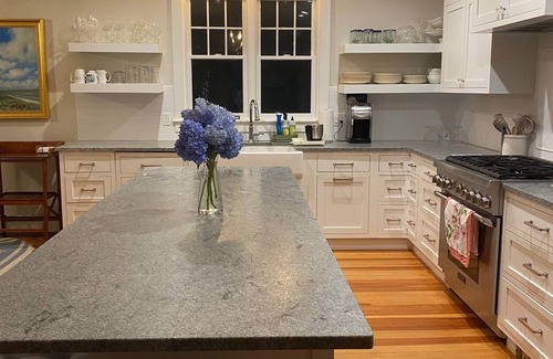 Saunderstown Casa | 4-bedroom house in Saunderstown with AC, Porch Overlooking Narragansett Bay