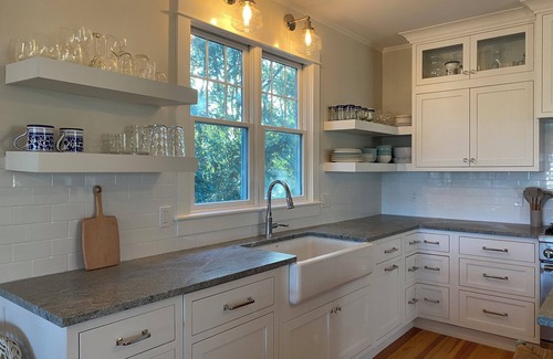 Saunderstown Casa | 4-bedroom house in Saunderstown with AC, Porch Overlooking Narragansett Bay