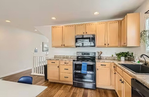 Henderson Casa | 4-bedroom house w/ Hot Tub, Patio, Fire pit, King Master