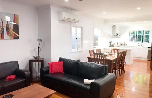 Woolloongabba Casa | 4 bedroom house - Walk to Southbank