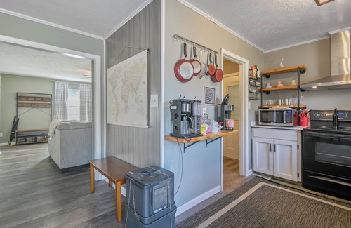 Fayetteville Casa | 4 Bedroom house with huge yard for family games, fun and relaxation