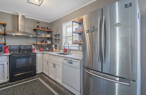 Fayetteville Casa | 4 Bedroom house with huge yard for family games, fun and relaxation