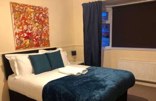 March Casa | 4 bedroom House with free parking in Perry Bar