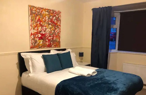 March Casa | 4 bedroom House with free parking in Perry Bar