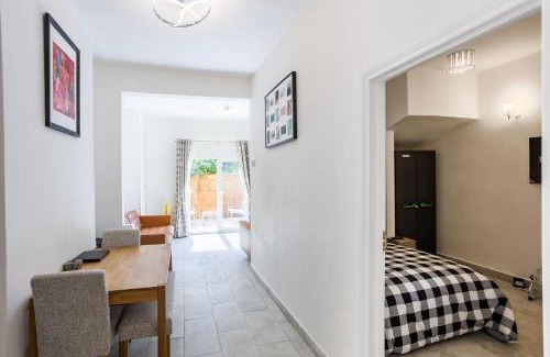 Cricklewood Casa | 4 bedroom house with Garden, Parking & 3 mins Walking Distance from Train Station
