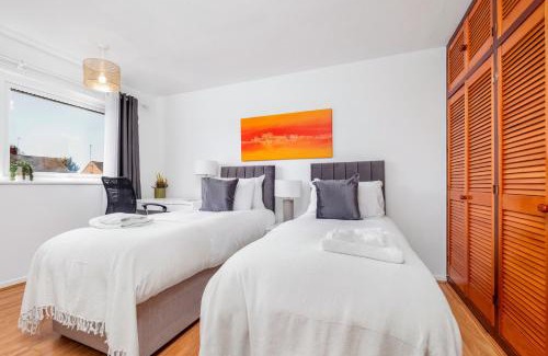 Cambridge Apartamento | 4 Bedroom House with Parking & Garden by Cherry Inn Short Let's & Services Accomodation
