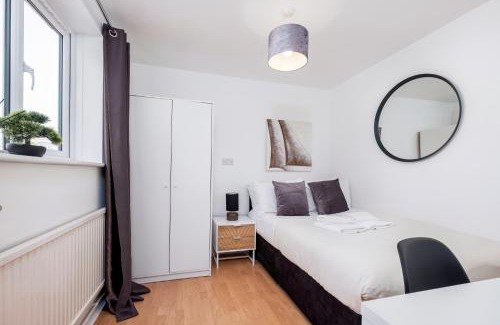 Cambridge Apartamento | 4 Bedroom House with Parking & Garden by Cherry Inn Short Let's & Services Accomodation