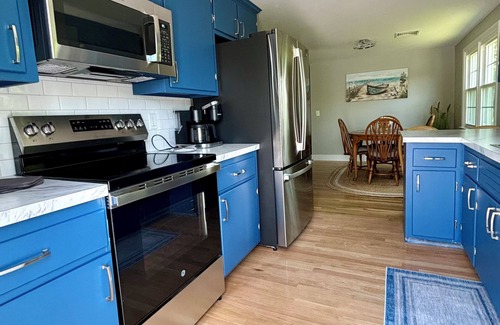 Newport East Casa | 4-bedroom house with WiFi/AC/ Beach, downtown, Vineyards & nature trails.