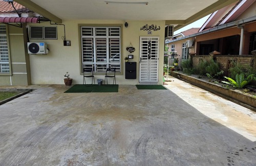 Kampung Bukit Rangin Casa | 4-bedroom house with WiFi,Netflix & AC