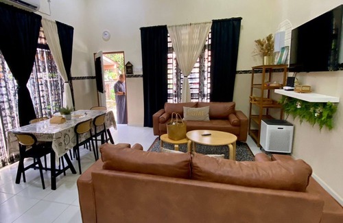 Kampung Bukit Rangin Casa | 4-bedroom house with WiFi,Netflix & AC