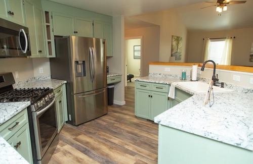 Hendersonville Casa | 4-bedroom in Hendersonville/ Game Room & Pool Table with Gorgeous Mountain Views