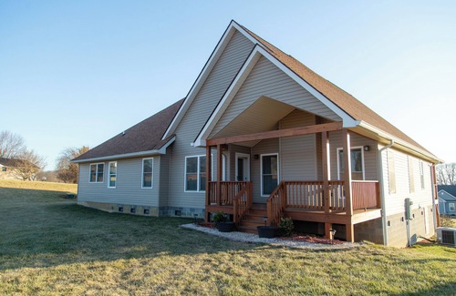 Hendersonville Casa | 4-bedroom in Hendersonville/ Game Room & Pool Table with Gorgeous Mountain Views