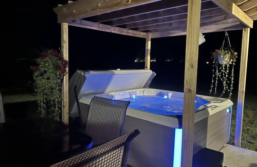 Bellefontaine Casa | 4-Bedroom in Lower Level with Hot Tub & Kitchenette