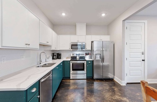 Cooper-Young Historic District Casa | ⭐️ 4 BEDROOM in 💙 of COOPER YOUNG ⭐️
