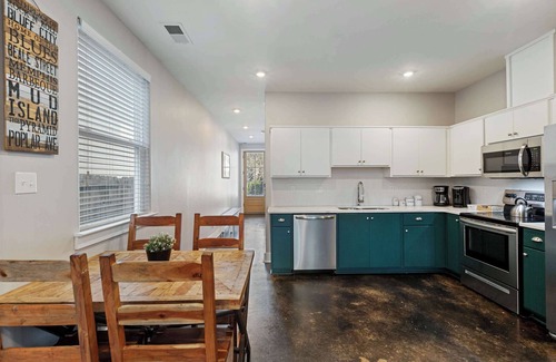 Cooper-Young Historic District Casa | ⭐️ 4 BEDROOM in 💙 of COOPER YOUNG ⭐️