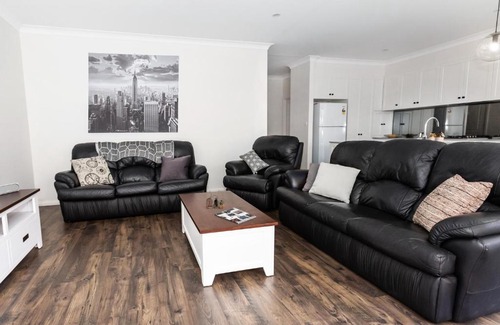 Wagga Wagga Casa | 4 Bedroom Inner City Townhouse - SLEEPS 9 !