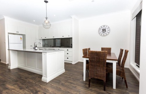 Wagga Wagga Casa | 4 Bedroom Inner City Townhouse - SLEEPS 9 !