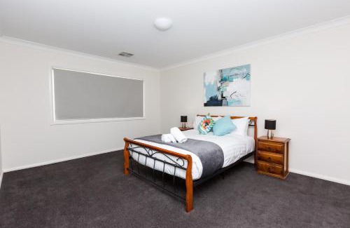 Wagga Wagga Casa | 4 Bedroom Inner City Townhouse - SLEEPS 9 !