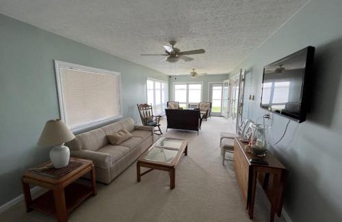 Sandusky Casa | 4 Bedroom Lakefront Home with Private Beach on Cedar Point Chaussee