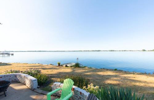 Sandusky Casa | 4 Bedroom Lakefront Home with Private Beach on Cedar Point Chaussee