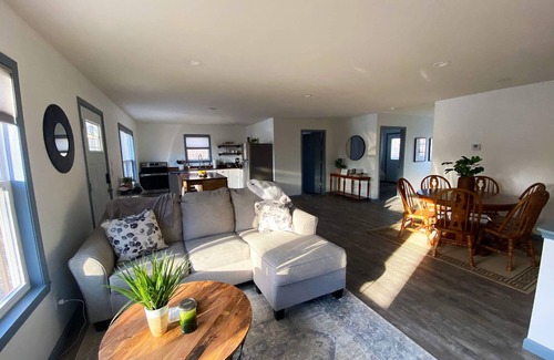 Cadiz Casa | 4 Bedroom Lakehouse w/ Hot Tub, Firepit, & Game Room