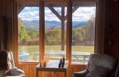 Floyd Cabina | 4-bedroom lodge in phenomenal Floyd County with AC