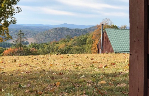 Floyd Cabina | 4-bedroom lodge in phenomenal Floyd County with AC