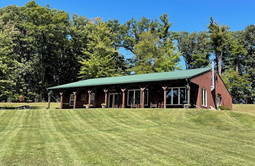 Floyd Cabina | 4-bedroom lodge in phenomenal Floyd County with AC