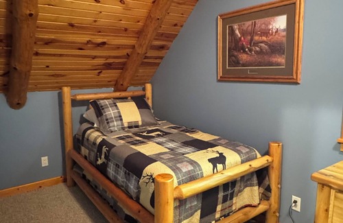 Barryton Cabina | 4-bedroom log cabin lodge with Heated in-ground pool, fiber internet and AC