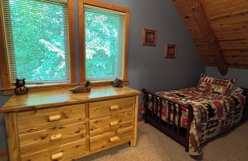 Barryton Cabina | 4-bedroom log cabin lodge with Heated in-ground pool, fiber internet and AC