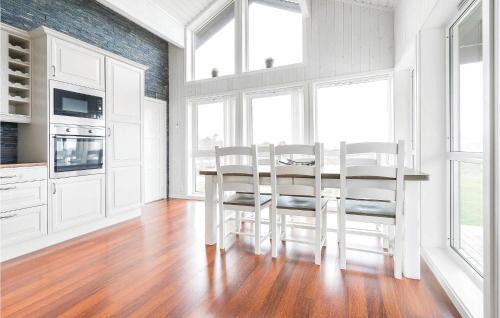 Torjulvagen Casa | 4 Bedroom Lovely Home In Kvisvik