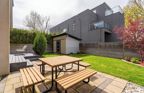 Lakeview Casa | 4 bedroom lux contemporary home close to Downtown Toronto, and Lake Ontario