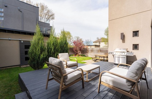 Lakeview Casa | 4 bedroom lux contemporary home close to Downtown Toronto, and Lake Ontario
