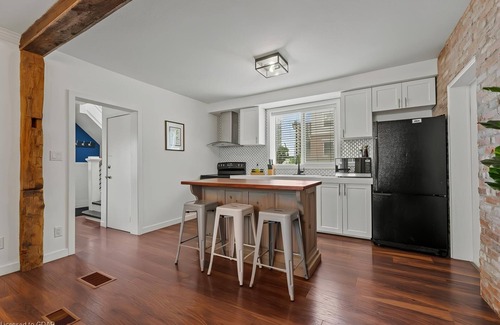 Kitchener Casa | 4 Bedroom Luxury House, Free Parking, LRT, Kitchener Downtown, near Chicopee SKI