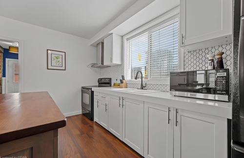 Kitchener Casa | 4 Bedroom Luxury House, Free Parking, LRT, Kitchener Downtown, near Chicopee SKI