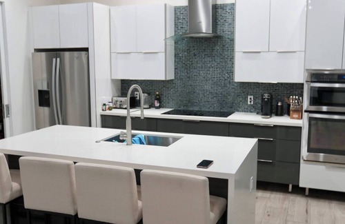 Coral Terrace Casa | 4-bedroom Miami Mansion with AC, WiFi, cold plunge, pool table and jacuzzi