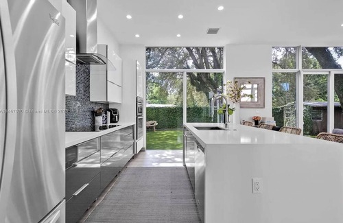 Coral Terrace Casa | 4-bedroom Miami Mansion with AC, WiFi, cold plunge, pool table and jacuzzi