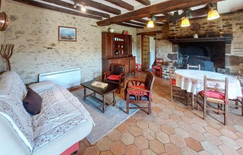 Mont-Saint-Jean Casa | 4 Bedroom Nice Home In Mont-Saint-Jean