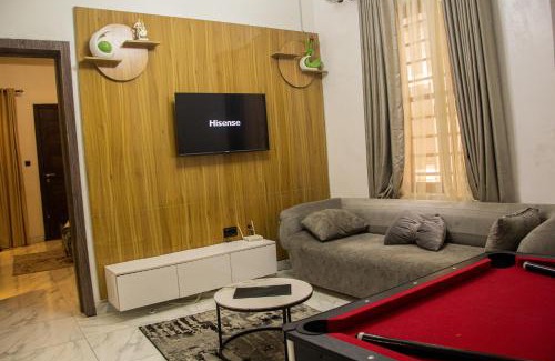 Ofin Hotel | 4 Bedroom Orchid Haven Home With High Speed WiFi and free Parking with Long Stay Ready
